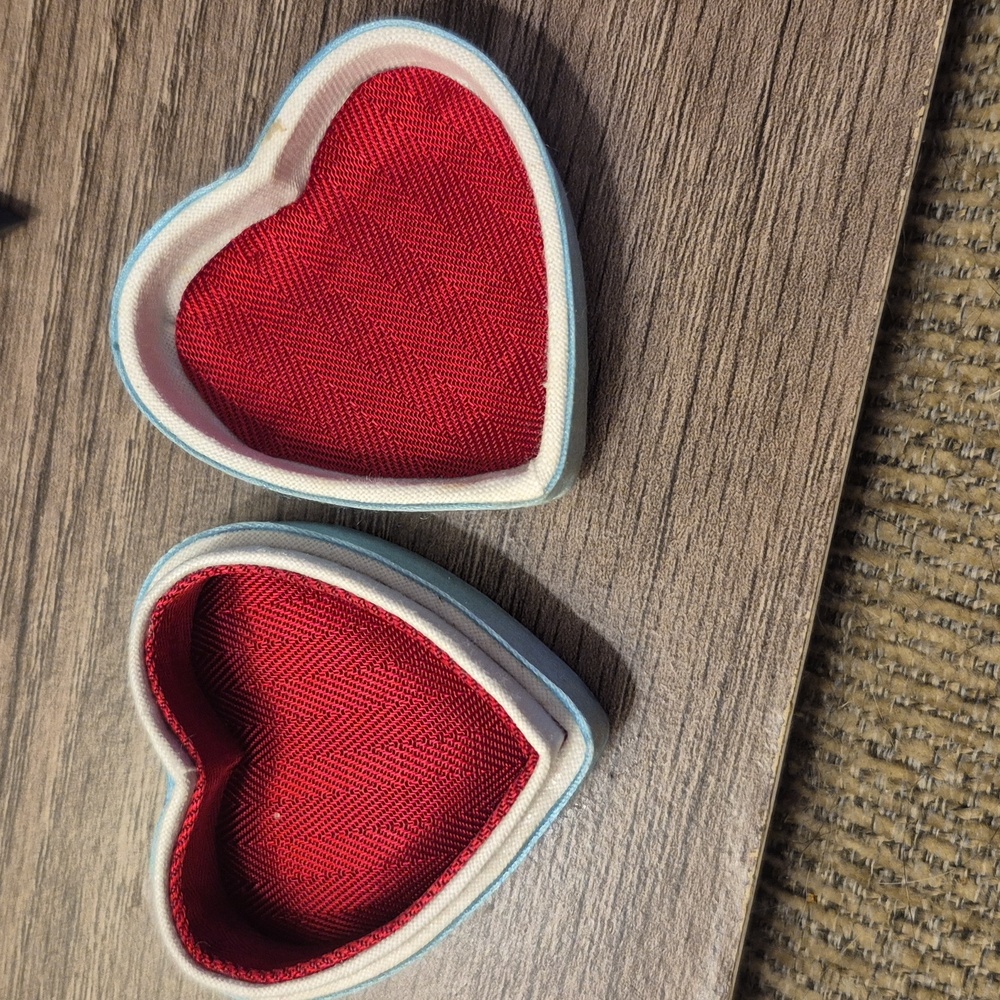 Vintage 80s Satin Covered Heart shaped Trinket Box - Picture 6 of 7